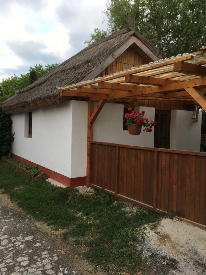 Balatonkenesei Nádfedeles Lovas Vendégház Extérieur photo