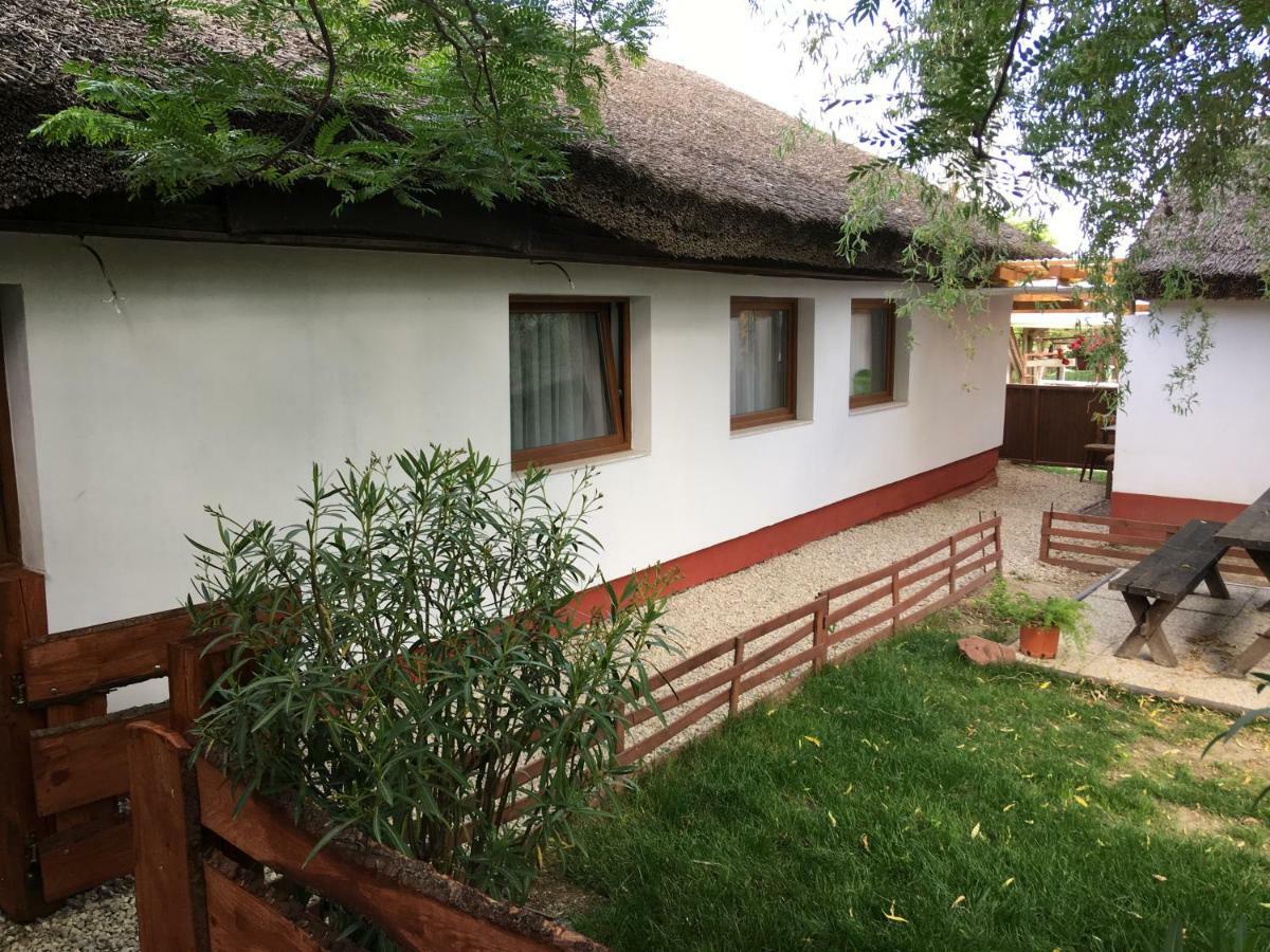 Balatonkenesei Nádfedeles Lovas Vendégház Extérieur photo